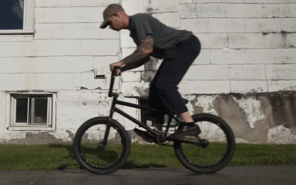 illy Kennedy hinging at the hips while riding BMX to show the posture