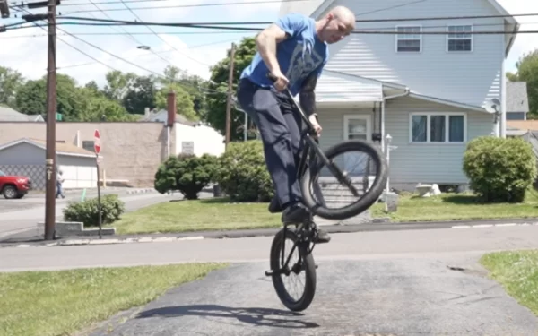 Billy Kennedy showing the pull phase of the bunnyhop 180