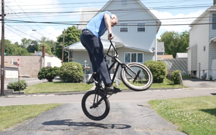 Billy Kennedy showing the pull phase of the bunnyhop 360